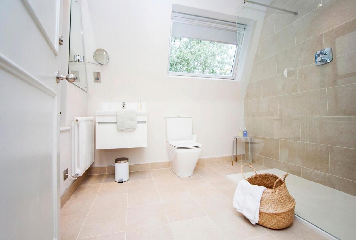 Stylish Wood Street Apartment Bath Exterior photo
