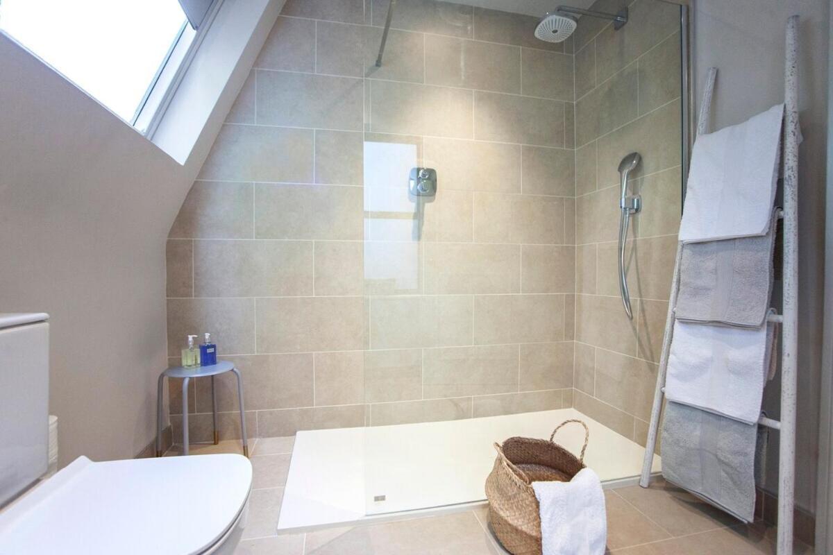Stylish Wood Street Apartment Bath Exterior photo