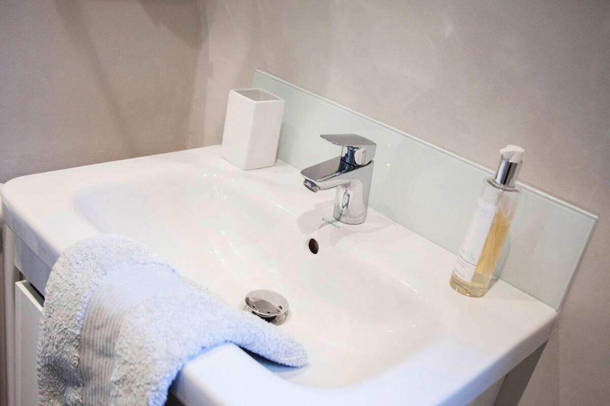 Stylish Wood Street Apartment Bath Exterior photo